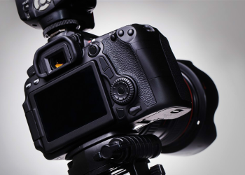 Choosing the Right Camera: DSLR vs. Mirrorless vs. Point-and-Shoot