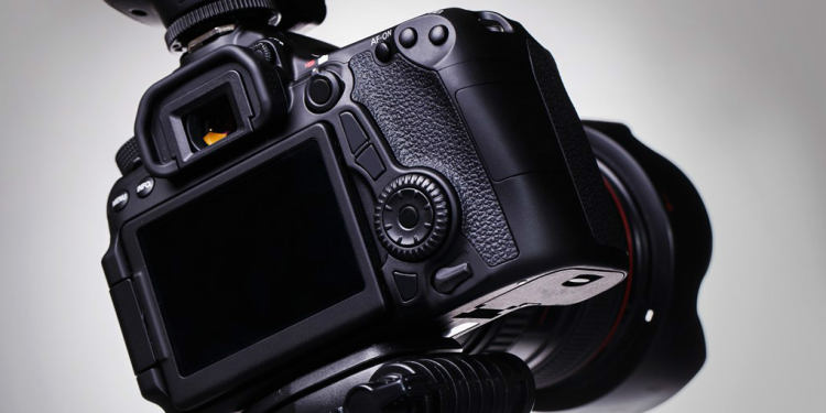Choosing the Right Camera: DSLR vs. Mirrorless vs. Point-and-Shoot